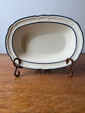 Cumberland 10" Oval Baker Brambleberry Stoneware Off White Blue Trim ~ Rare